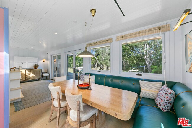 Building Photo - 7038 Dume Dr