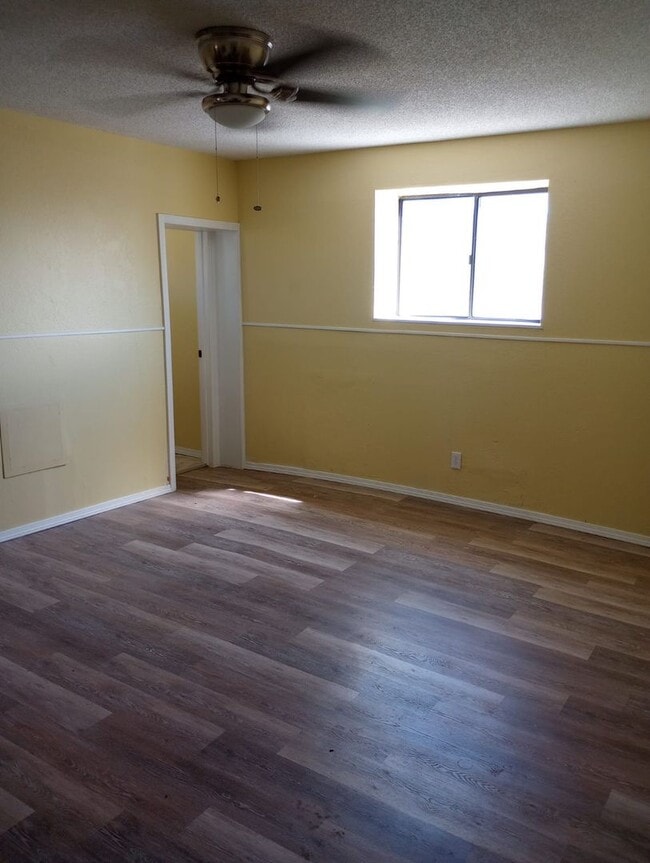 Building Photo - 3 bed 2 bath Renovated Rent Home