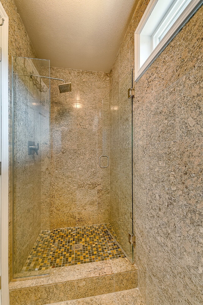 Building Photo - Gorgeous 3 bedroom home in College Hill Skyridge neighborhood of Bellevue