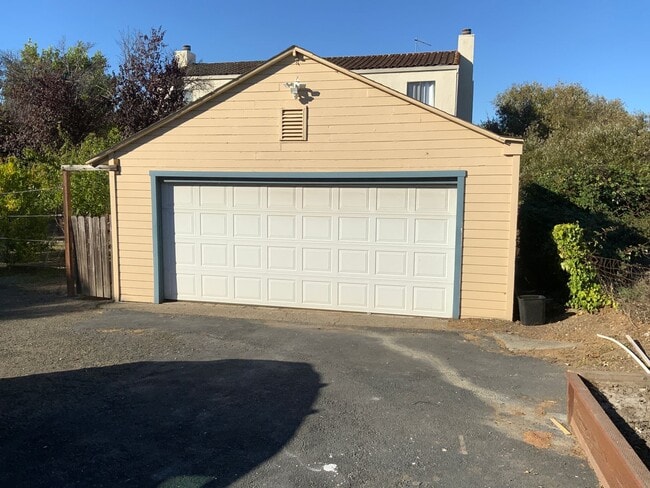 Building Photo - Beautifully remodeled 3 bedroom 2 bath Pin...