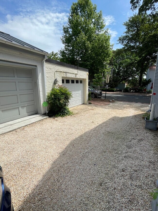 Building Photo - Georgetown Splendor with Garage Parking