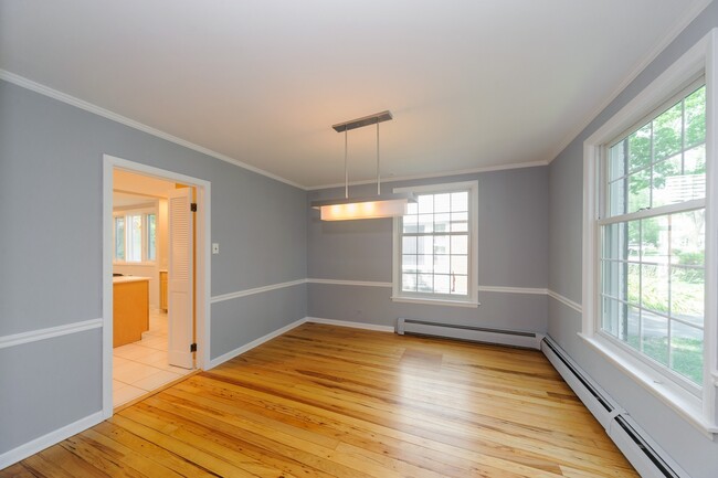 Building Photo - 706 Juniper Rd