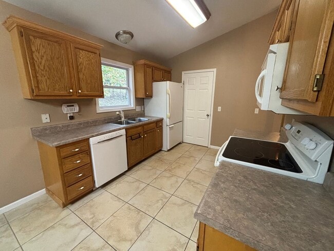 Building Photo - Beautiful 3 Bed • 3 Bath Split-Level Home — Lake Ozark, MO