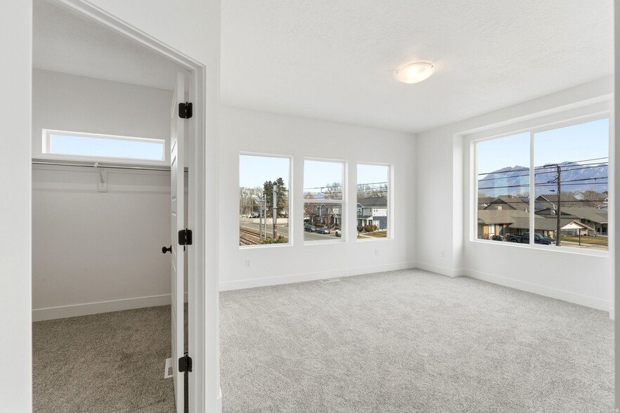 Building Photo - 144 E Chambord Ct