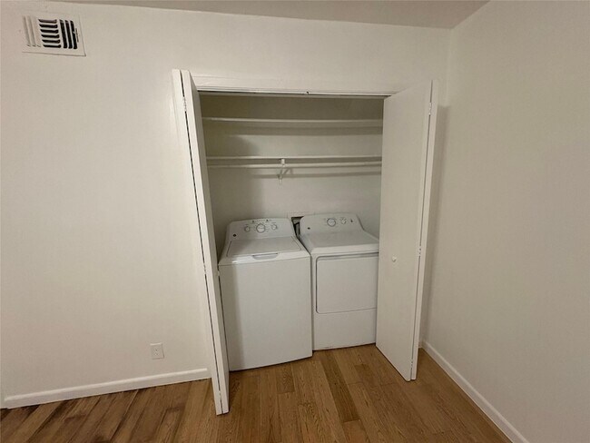 Building Photo - 7914 Mullen Dr