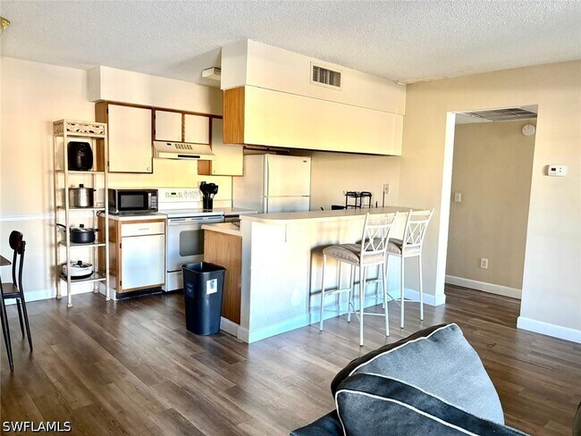 Building Photo - 5315 Summerlin Rd