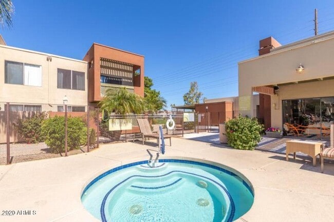 Building Photo - Two bedroom, two bathroom Scottsdale Condo!