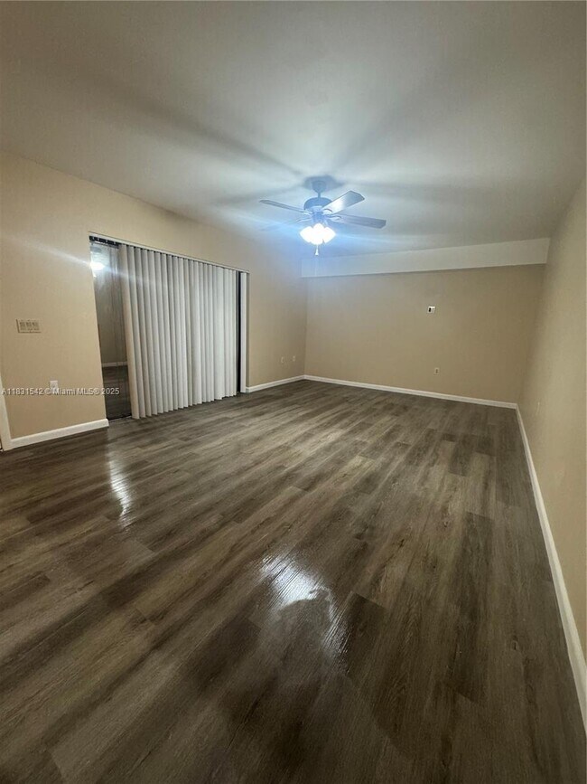 Building Photo - 119 Live Oak Ln