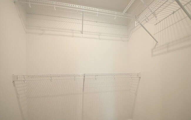 Building Photo - 3 Bed 2 Bath - Craftsman - Ideal Location - Fenced Backyard