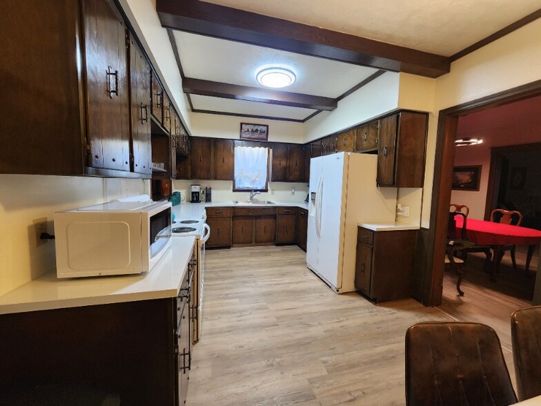 Building Photo - 614 Hwy 44 W