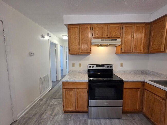 Building Photo - Charming 3-Bedroom Home with Spacious Back...