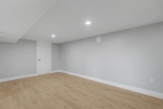 Building Photo - 534 Rosewood Dr