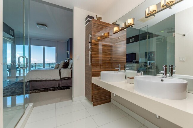 Building Photo - 2020 N Bayshore Dr