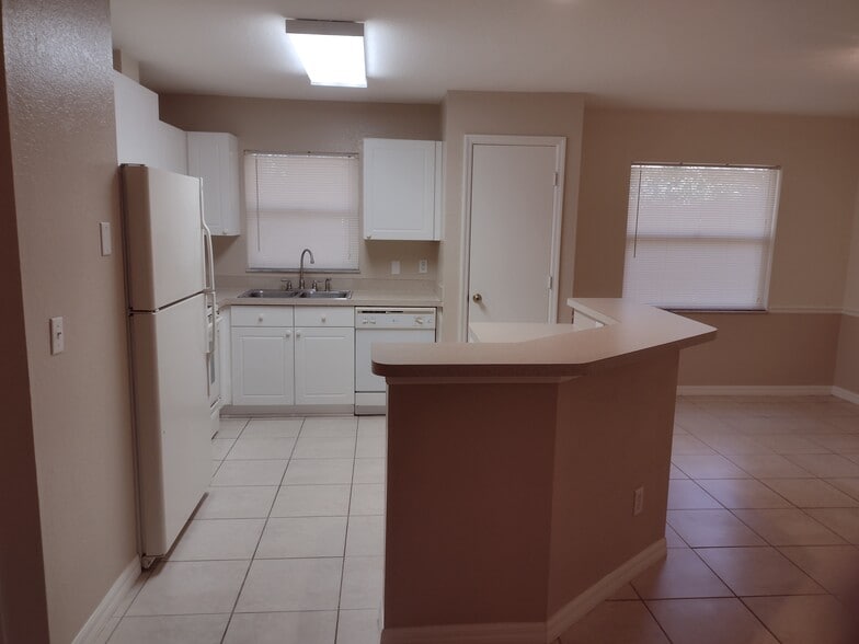 Building Photo - 7446 Pond Cir