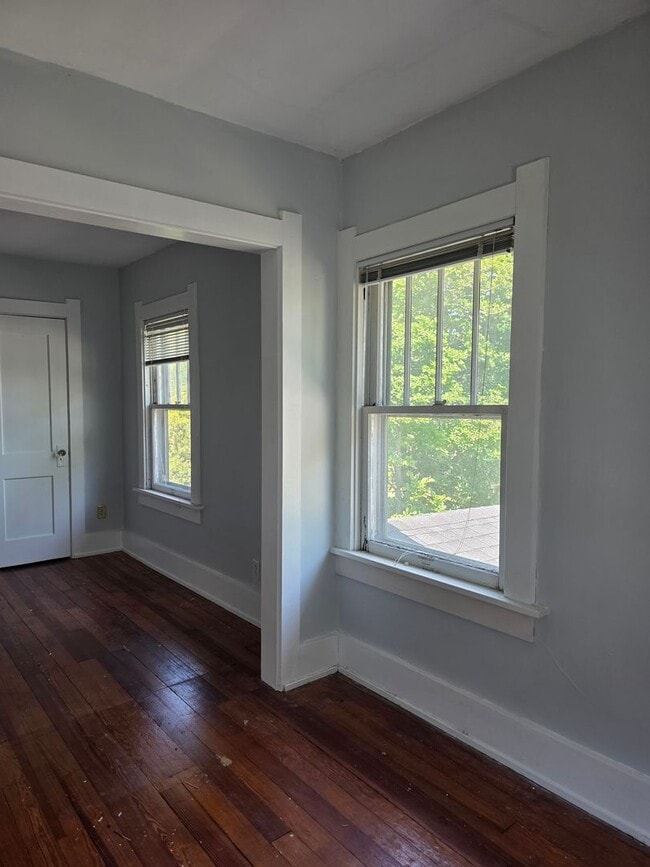Building Photo - Cozy home in BG