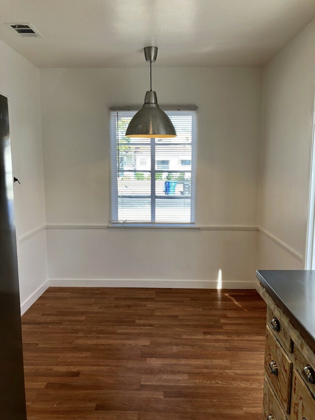 Building Photo - 11672 Oxnard St