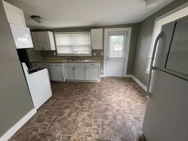 Building Photo - 2 Bedroom, 1.5 Bathroom Duplex