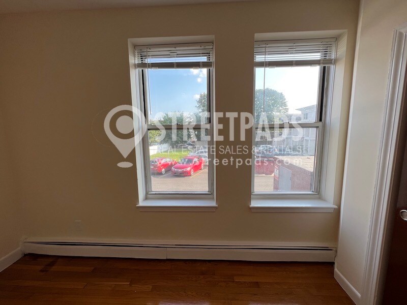 Building Photo - 172 N Beacon St