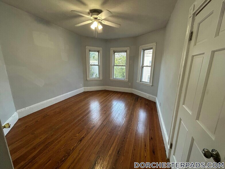 Building Photo - 10 Wave Ave