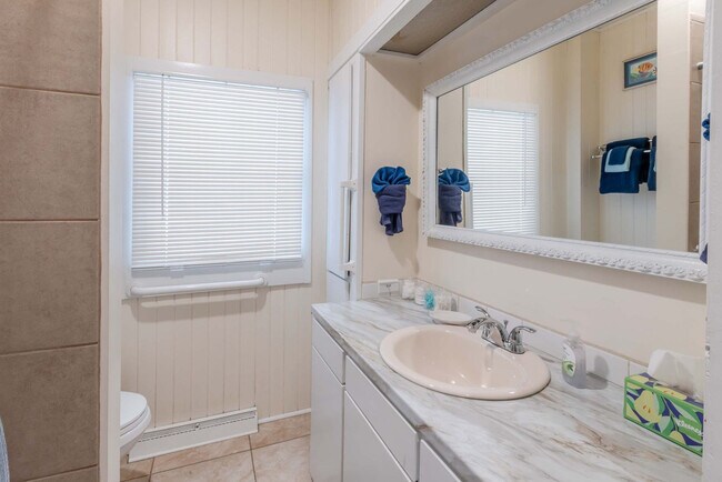 Building Photo - 640 S Columbia St