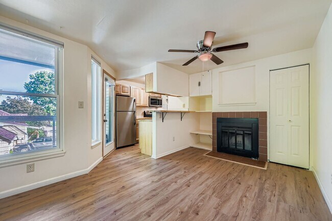 Building Photo - Stylish 1-Bedroom Condo in Prime Location! Available May 2nd!