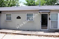 Building Photo - 1915 W 2nd St