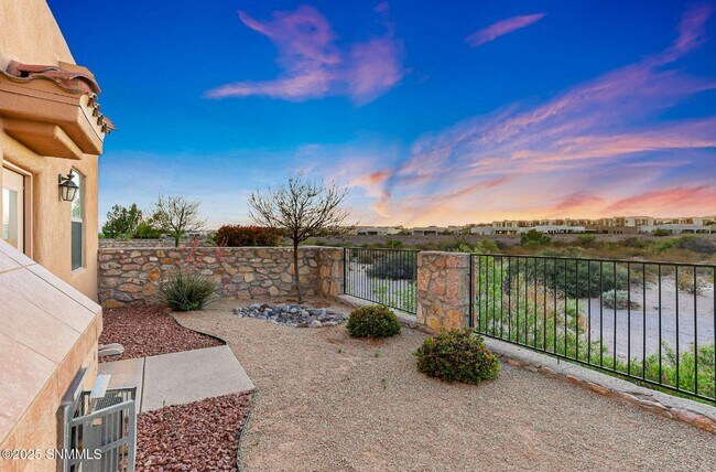 Building Photo - Gorgeous Townhouse in Pueblos at Alameda R...