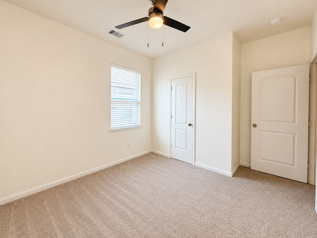 Building Photo - 8739 Leclaire Meadow Dr