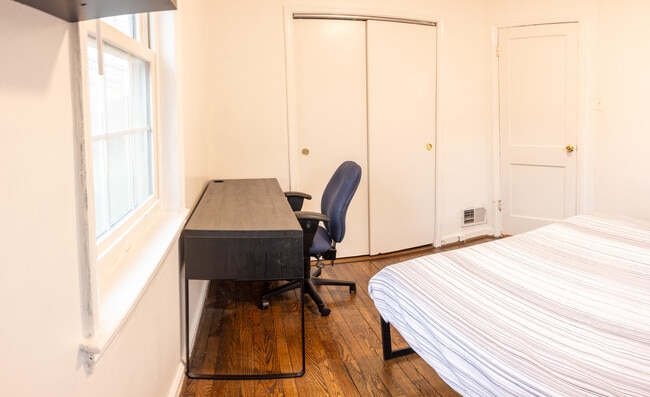 Building Photo - 2327 Glendale Terrace