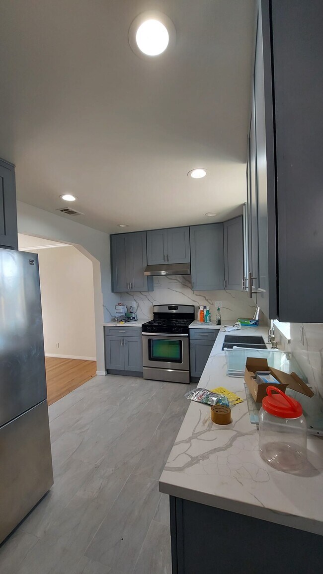 Building Photo - 735 N Griffith Park Dr