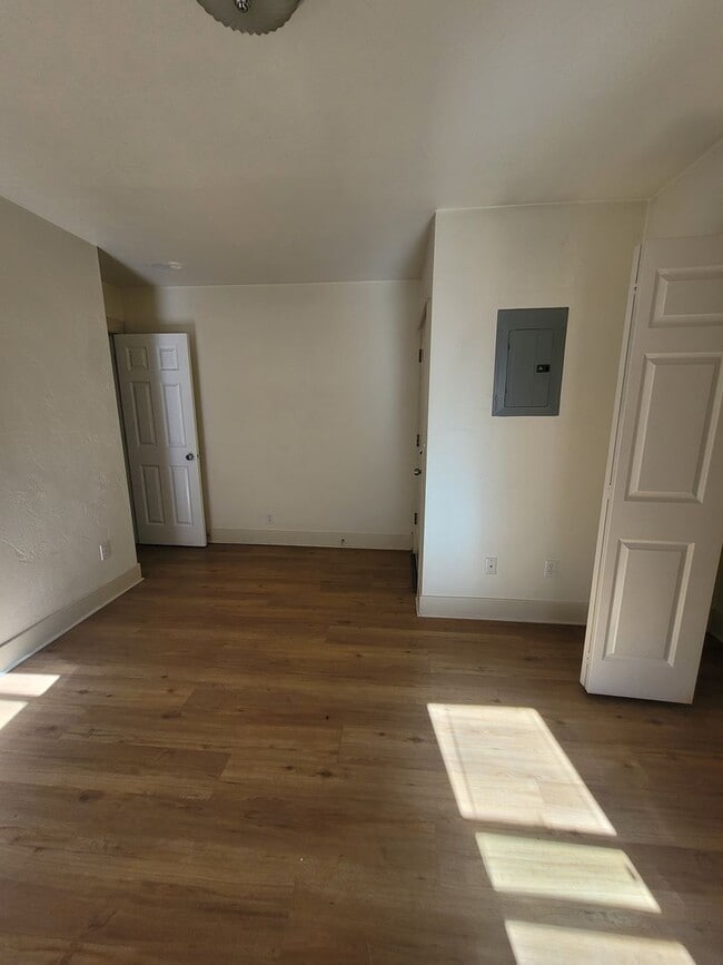 Building Photo - Spacious 1bd, semi-detached apartment for ...