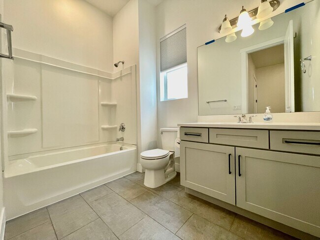 Building Photo - Like New! Three Bedroom Home in Desert Color
