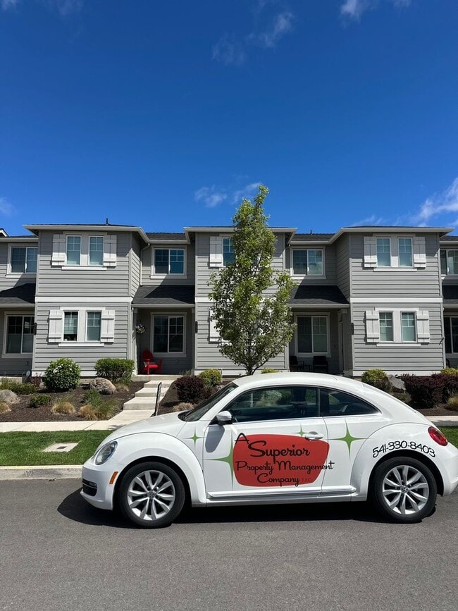 Building Photo - Gorgeous newer townhome in SE Bend!