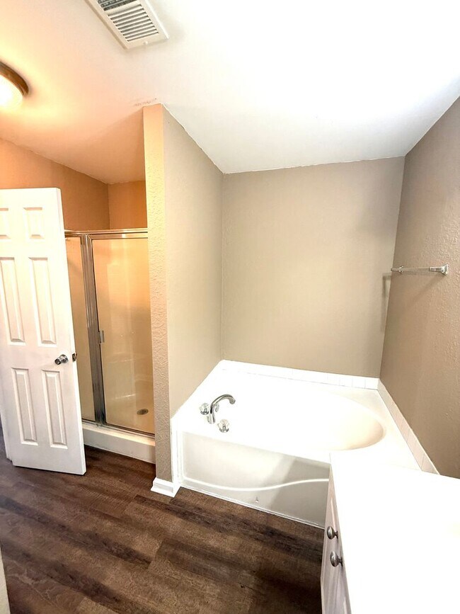 Building Photo - ** 4 Bed 2 Bath located in Park Lake ** Ca...