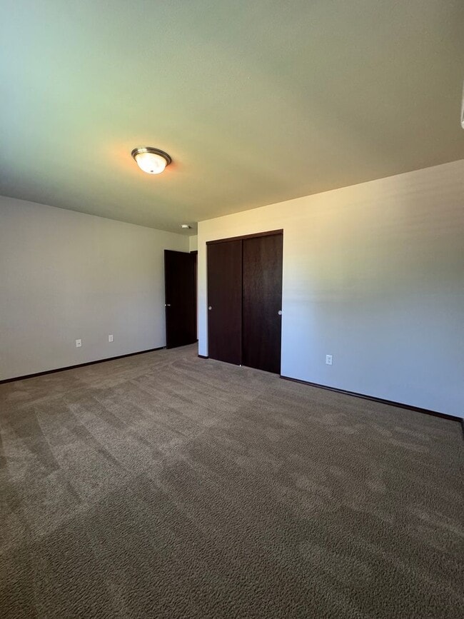 Building Photo - Spacious 5-Bedroom Home with Bonus Living ...