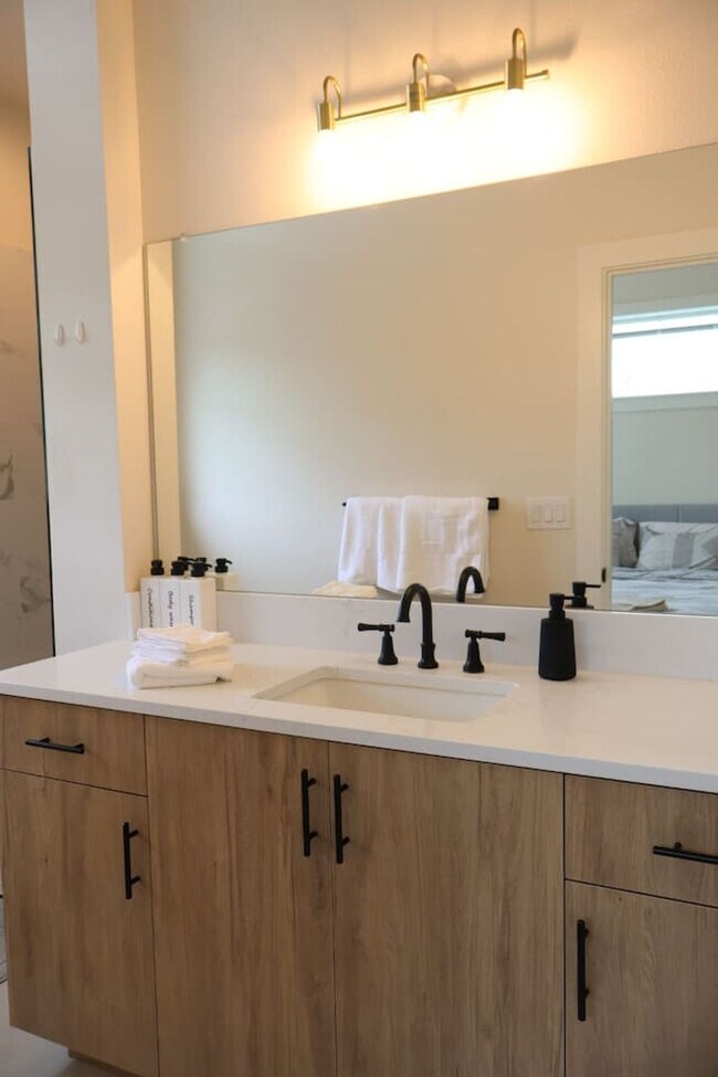 Building Photo - 204 E 35th St