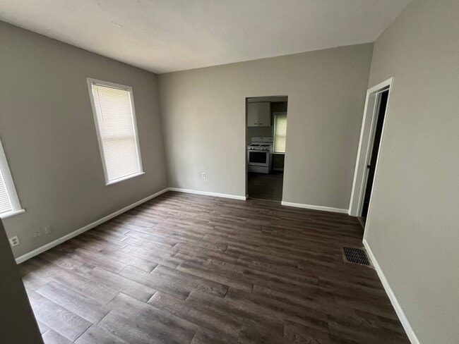 Building Photo - Spacious and Elegant 4 Bedroom Residence w...