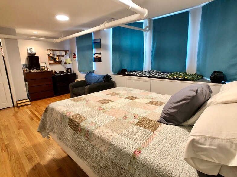 Building Photo - 592 Centre St