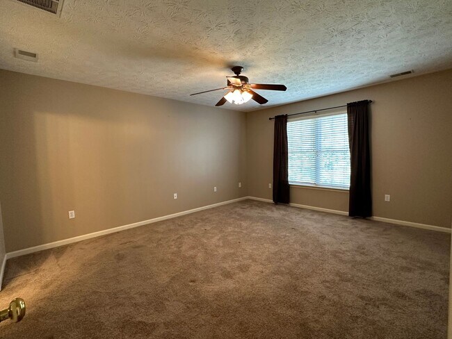 Building Photo - 2066 Honeysuckle Ln