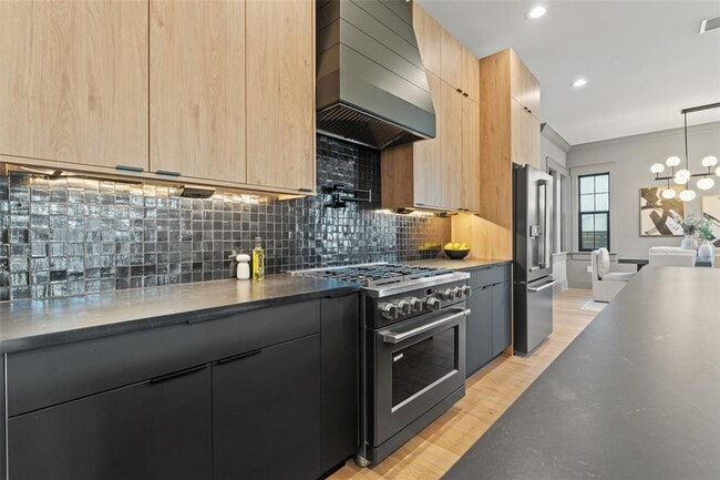 Building Photo - 807 W Park Ave