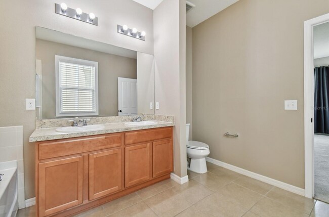 Masterbedroom Bath (2) - 10606 Laguna Plains Dr