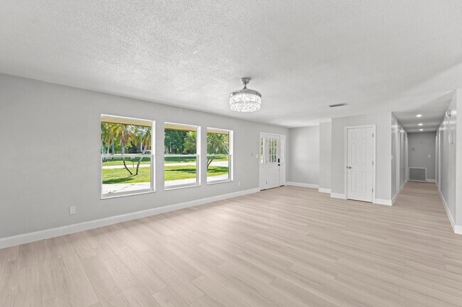 Building Photo - 534 E Del Monte Ave