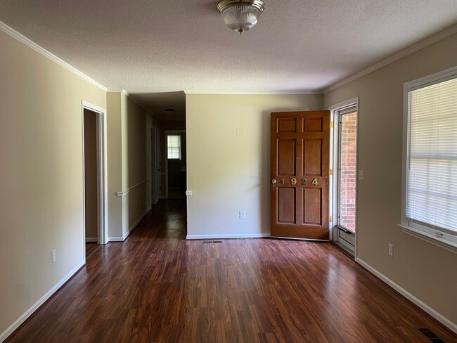 Building Photo - Beautiful 3 bed, 2 bath brick home located...