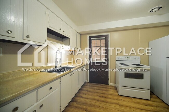 Building Photo - 6855 Woodhurst Dr