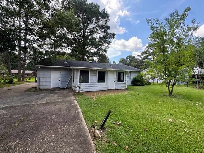 Building Photo - 1143 Lakewood Dr