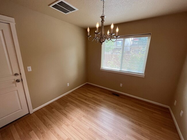 Building Photo - Spacious SE Bend 3 Bed/2.5 Bath on Corner ...