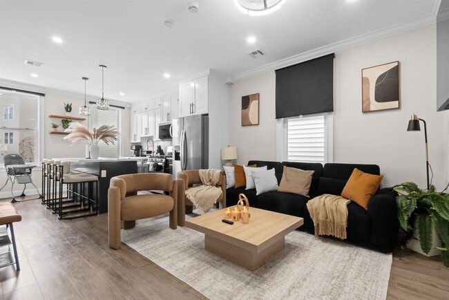 Primary Photo - 3316 Summit Ave