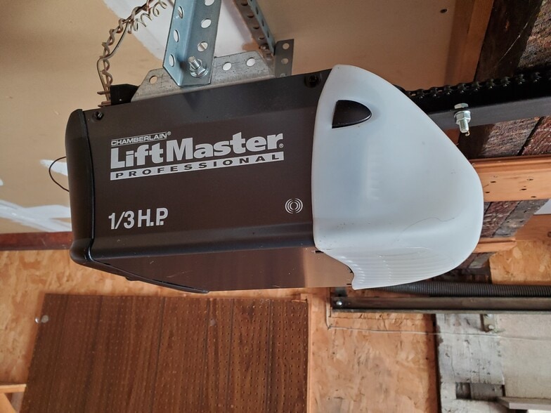 GARAGE DOOR OPENER...SWEET - 27 Richmond St