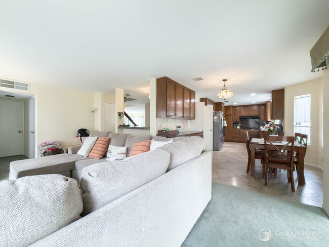 Building Photo - Large Four Bedroom Home for Rent in Moorpark!