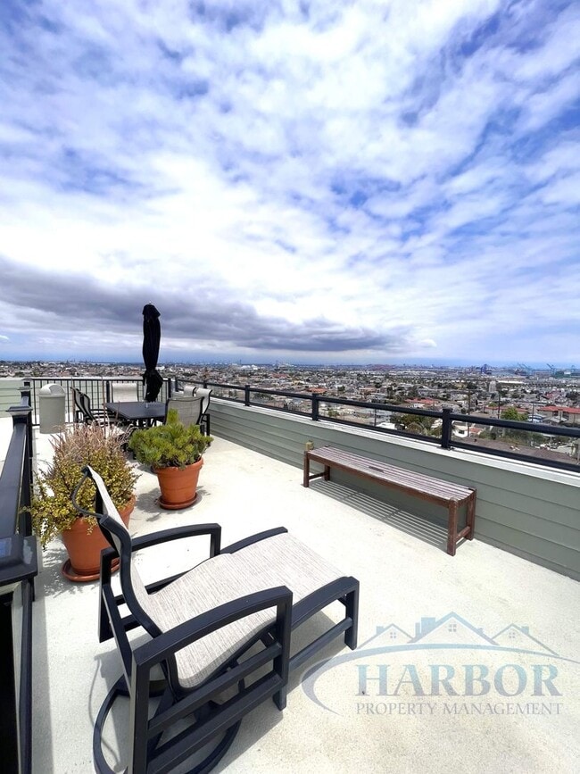 Building Photo - Spacious 2 Bedroom 1 Bathroom Upstairs Condo
